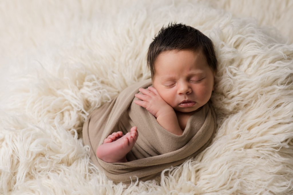 Baby fotografieren in dunkler Wohnung