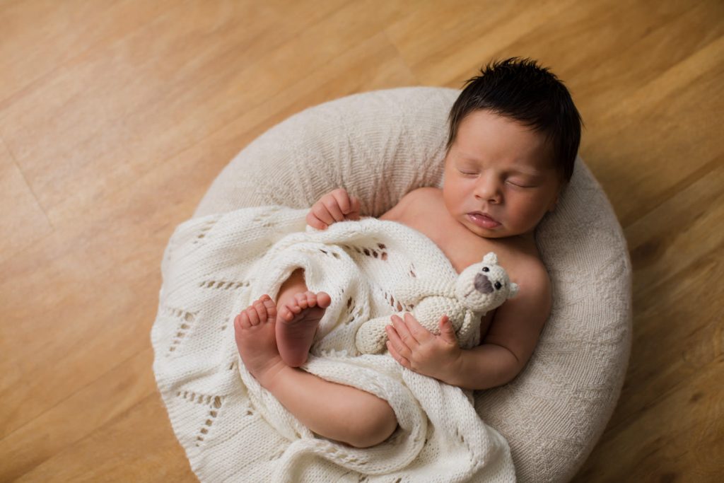 Babyfotos in dunkler Wohnung