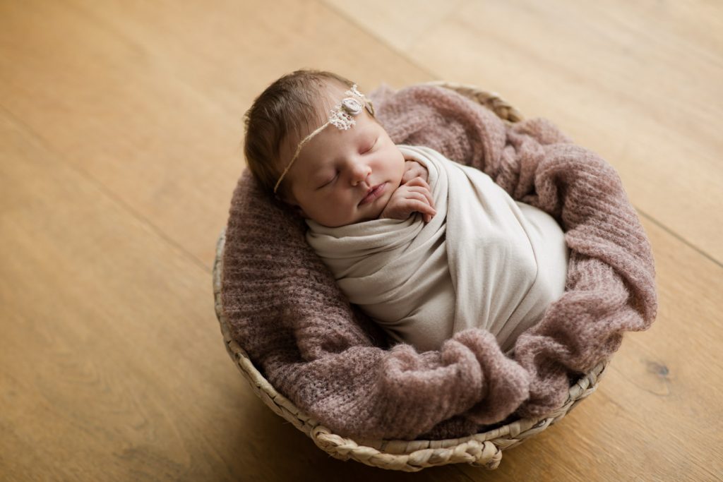 Babys beim Fotoshooting zum Schlafen bringen