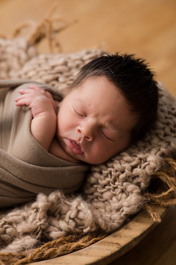 Babyshooting dunkle Wohnung